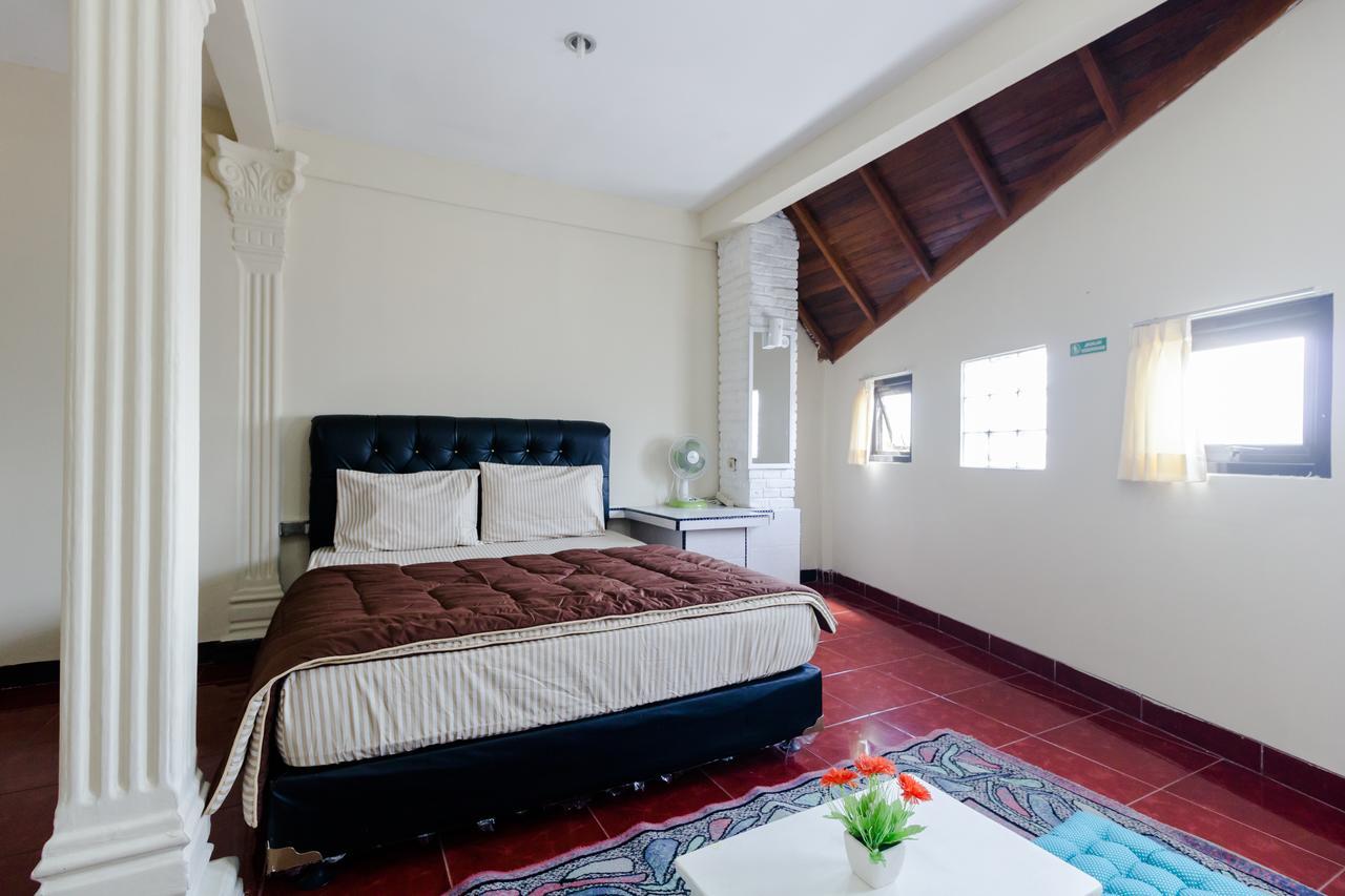 Pele Guesthouse Bandung Exterior photo