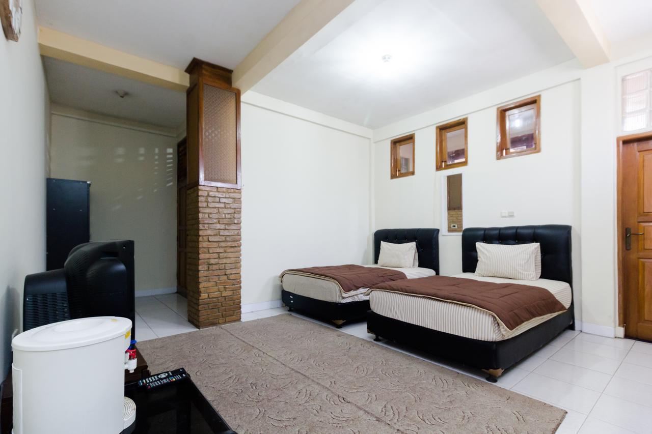 Pele Guesthouse Bandung Exterior photo